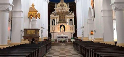 Показ мод у  церкві 
